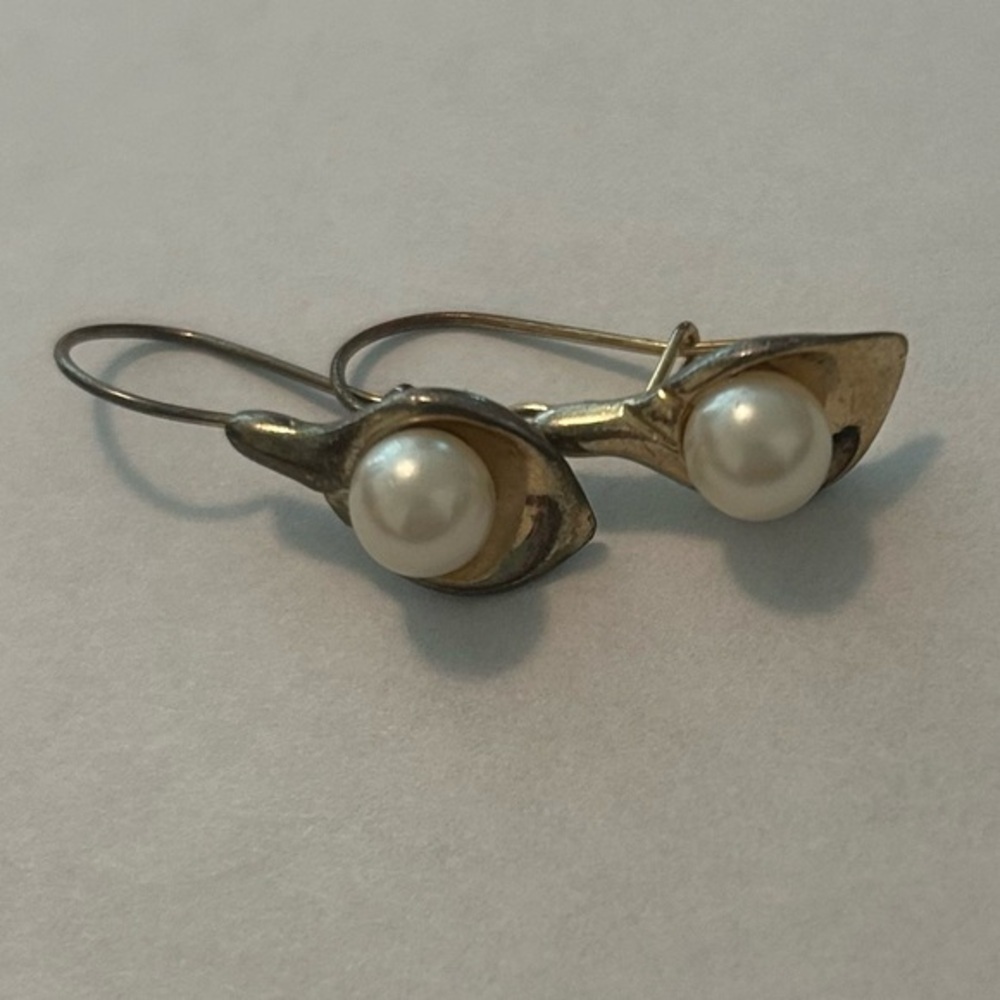 Avon calla lily pearl earrings- gold tone vintage condition